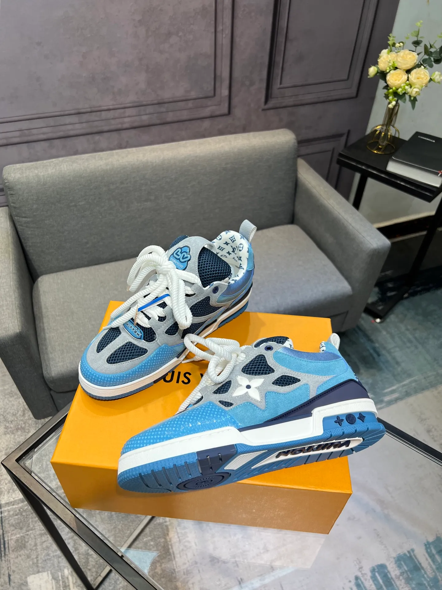 Men's men's shoes💰800 LV top version new style purchasing quality LV~Louis Vuitton LV TRAINER's best-looking sneakers, donkey brand strongly promotes new products, official website limited edition retro basketball sneakers! Both high-top and low-top models spent money to purchase 1:1 accurate reproductions of the originals. The details are invincible and full of sincerity. The imported custom-made original cowhide leather is the same as the original package. The details are 100% restored. The private model customizes the original one-piece TPU outsole. It is different from other brands. Without the original version, this effect cannot be achieved!                Men's and women's models 35-40 39-45 (46 is custom-made and cannot be returned or exchanged)
